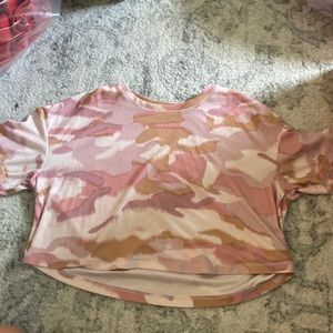 Girls old navy active cropped pink camo top.